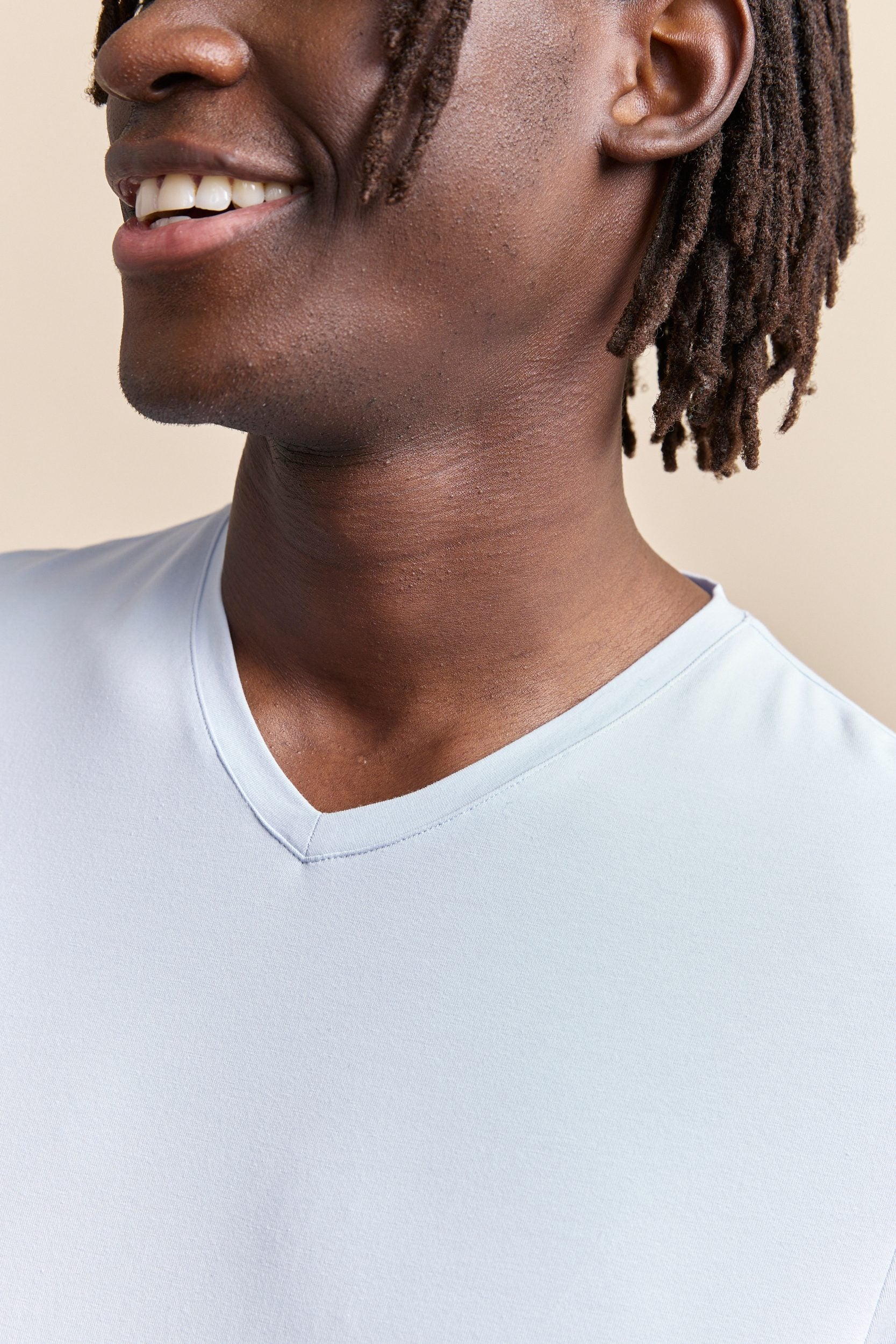 Basic V neck T-shirt - Image 15