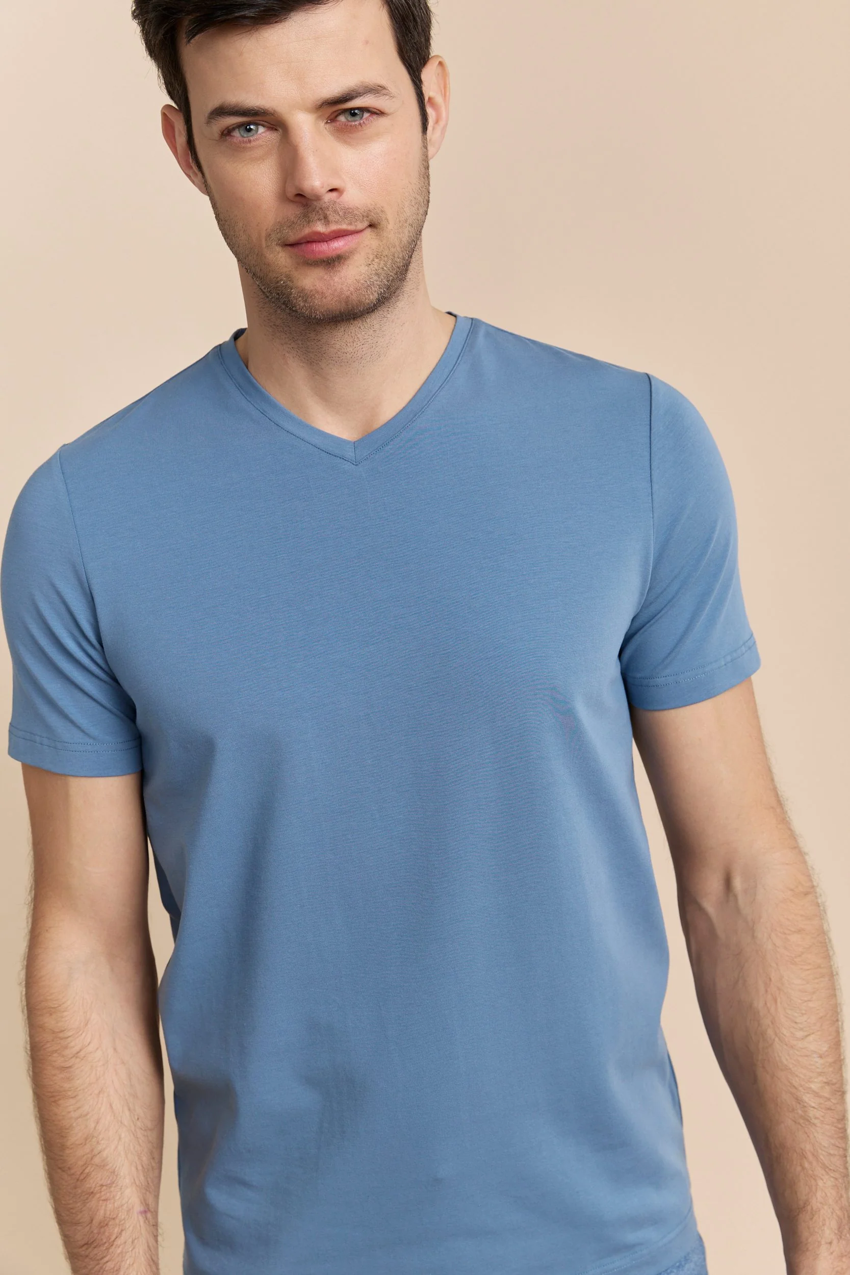 Basic V neck T-shirt - Image 9