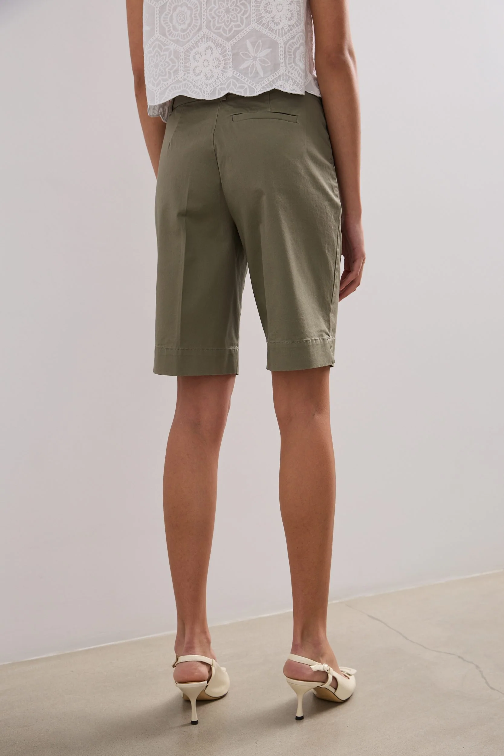 Bermuda with pressed pleats - Image 5