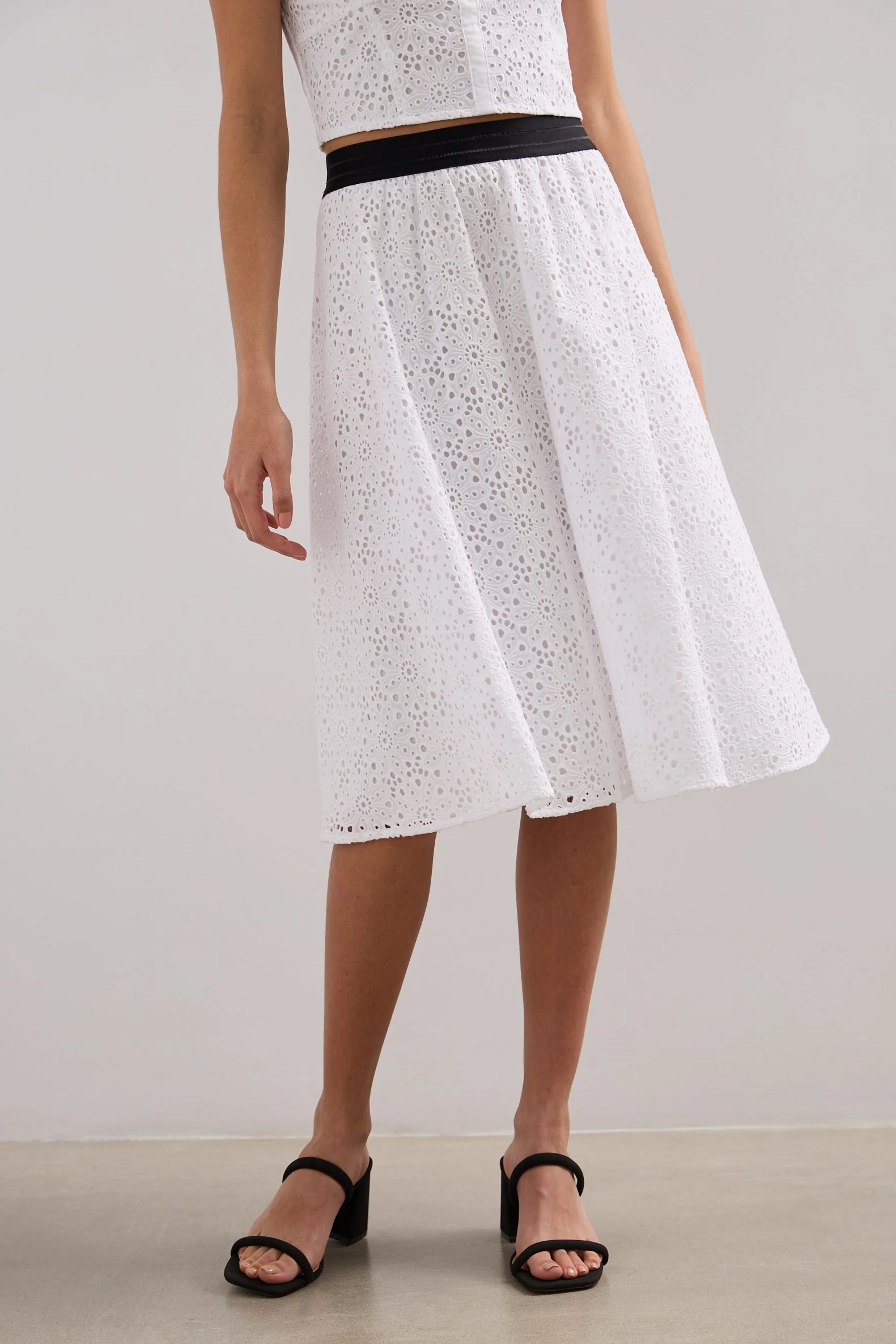 Eyelet skirt with contrast elastic waist - Image 2