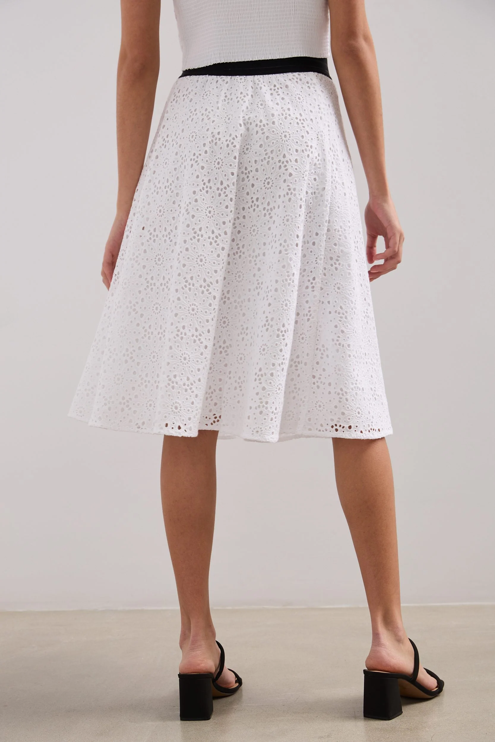 Eyelet skirt with contrast elastic waist - Image 3