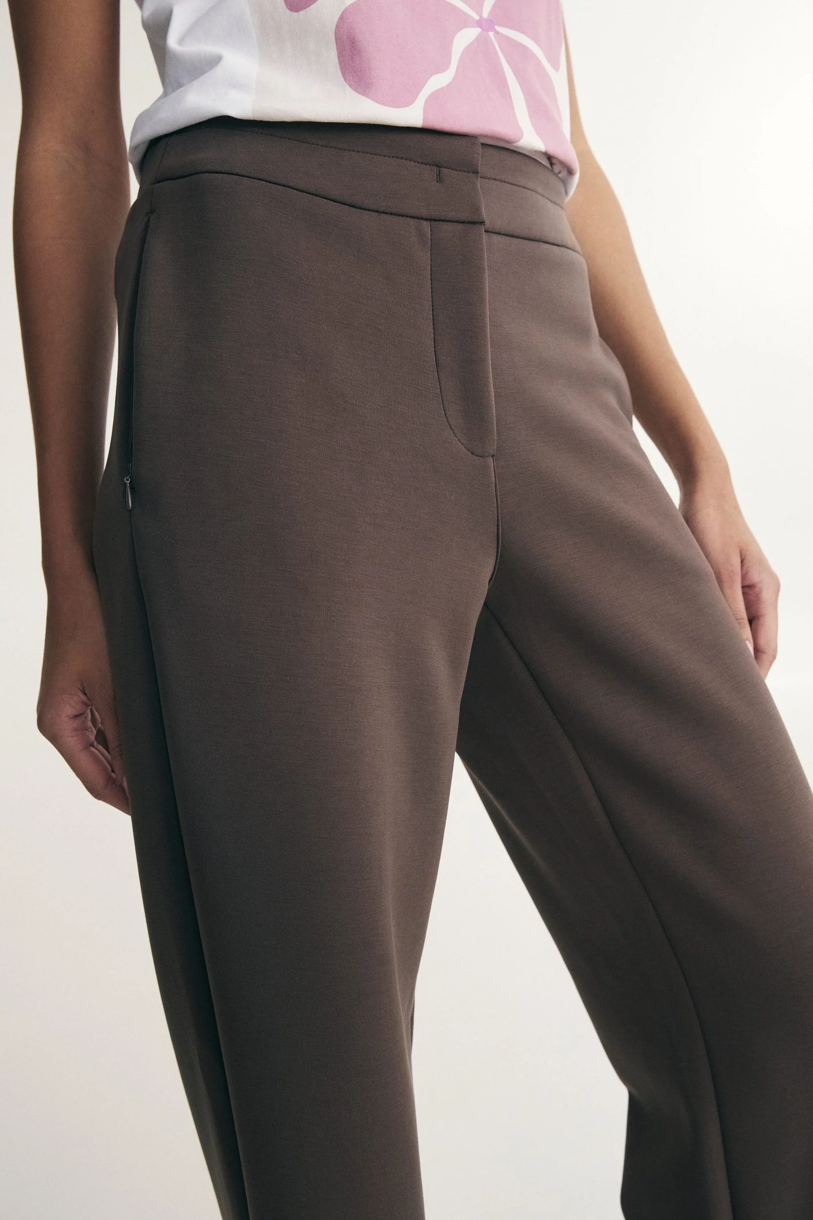 Casual pant with zipped pocket - Image 3
