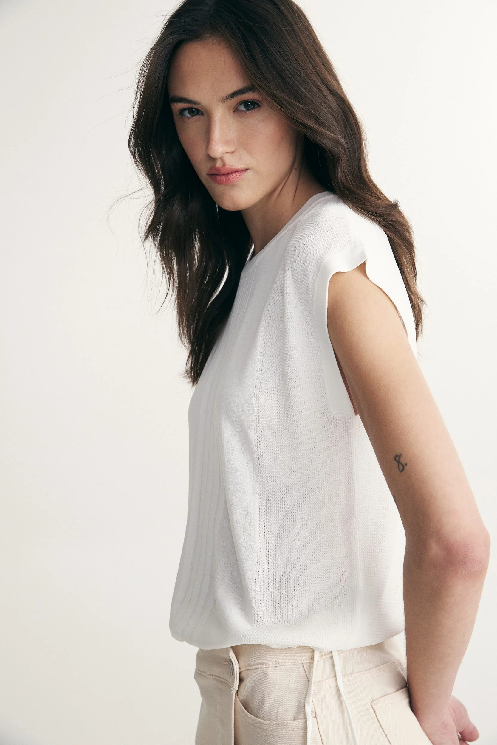 Fine knit sleeveless sweater - Image 4