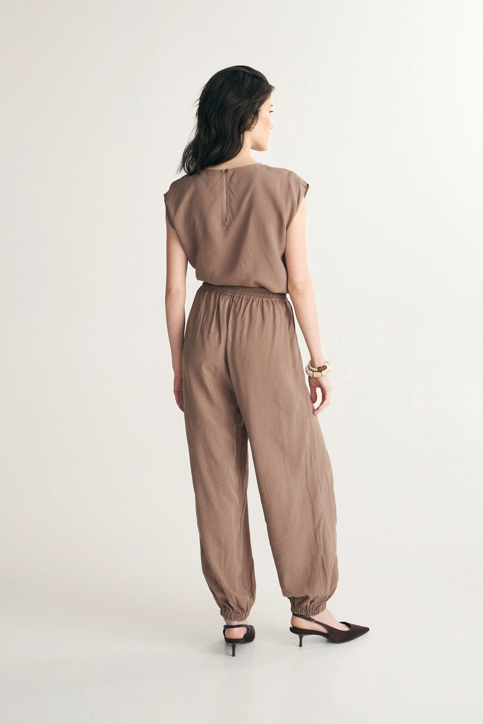 Fluid pants with fitted ankles - Image 2