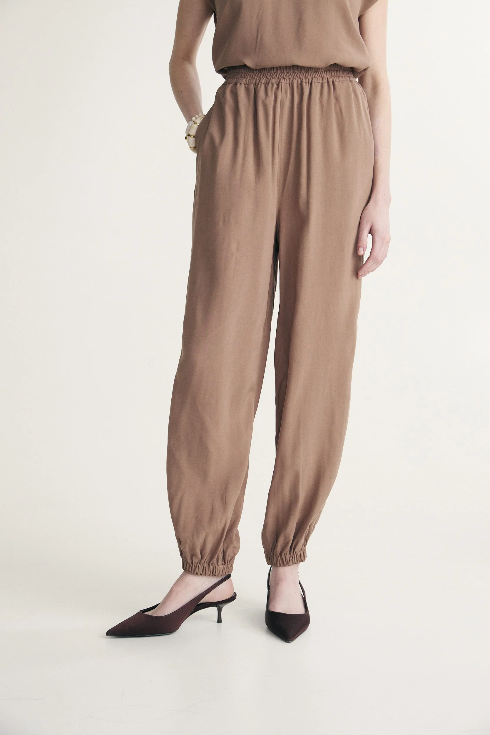 Fluid pants with fitted ankles - Image 3