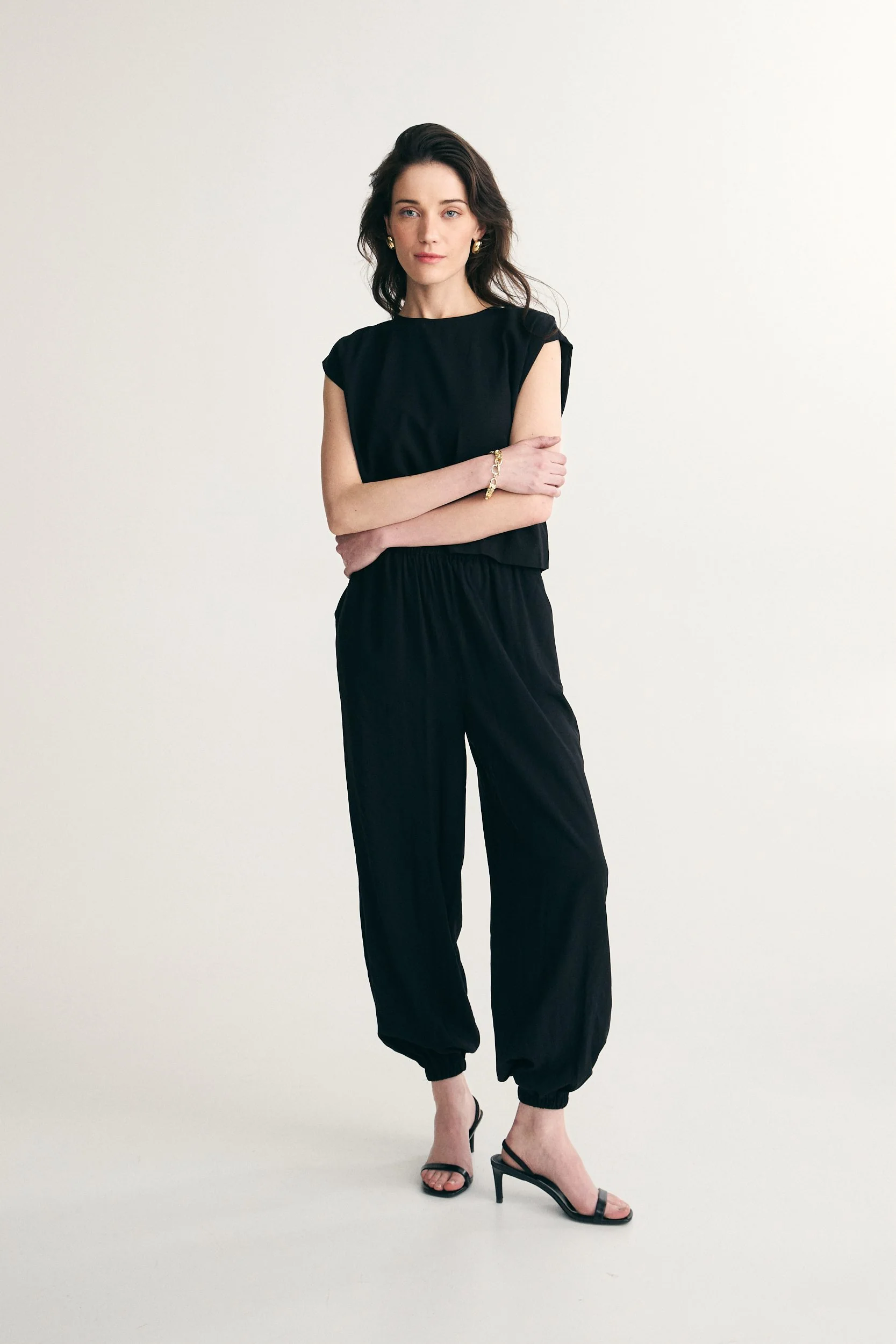 Fluid pants with fitted ankles - Image 4