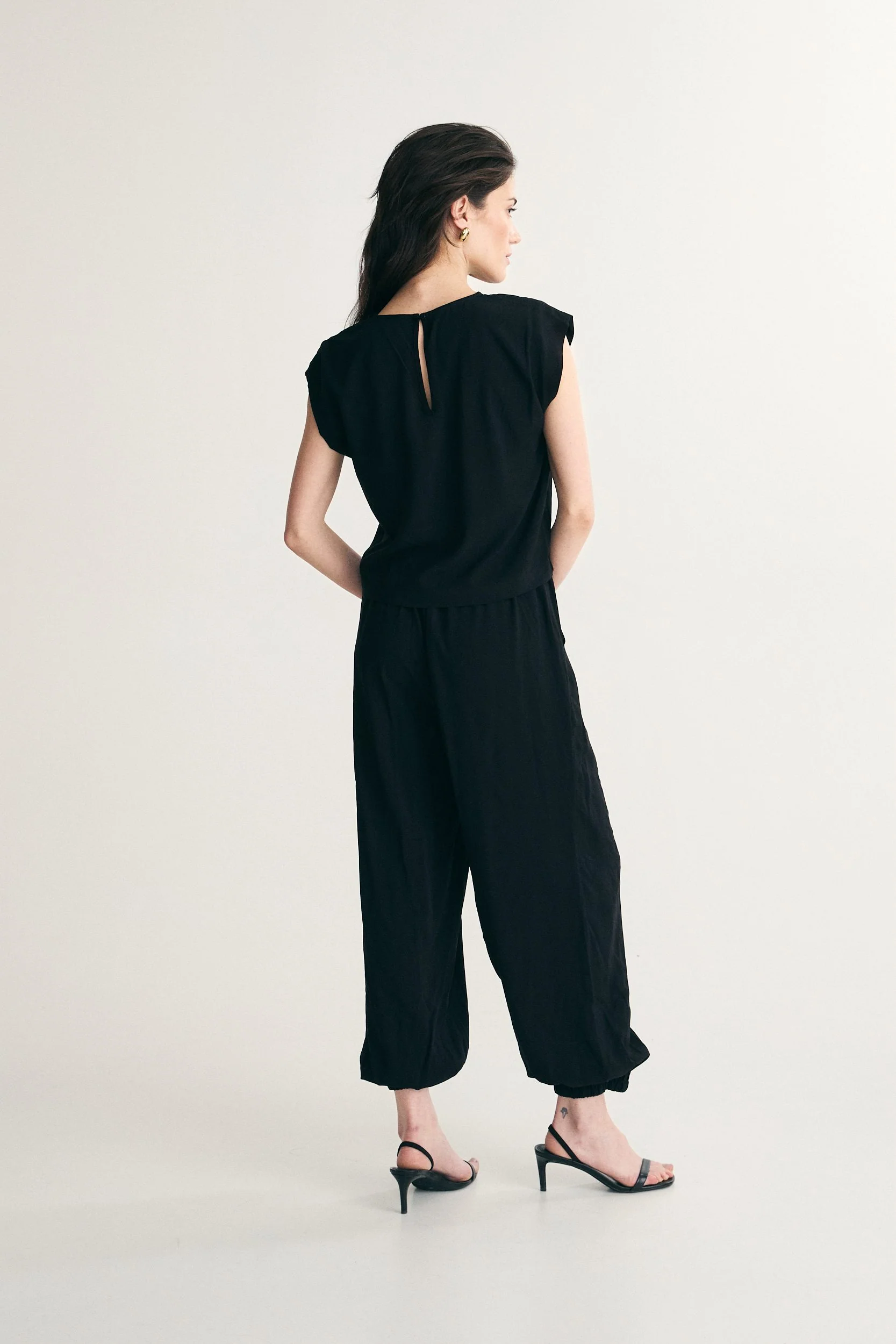 Fluid pants with fitted ankles - Image 5