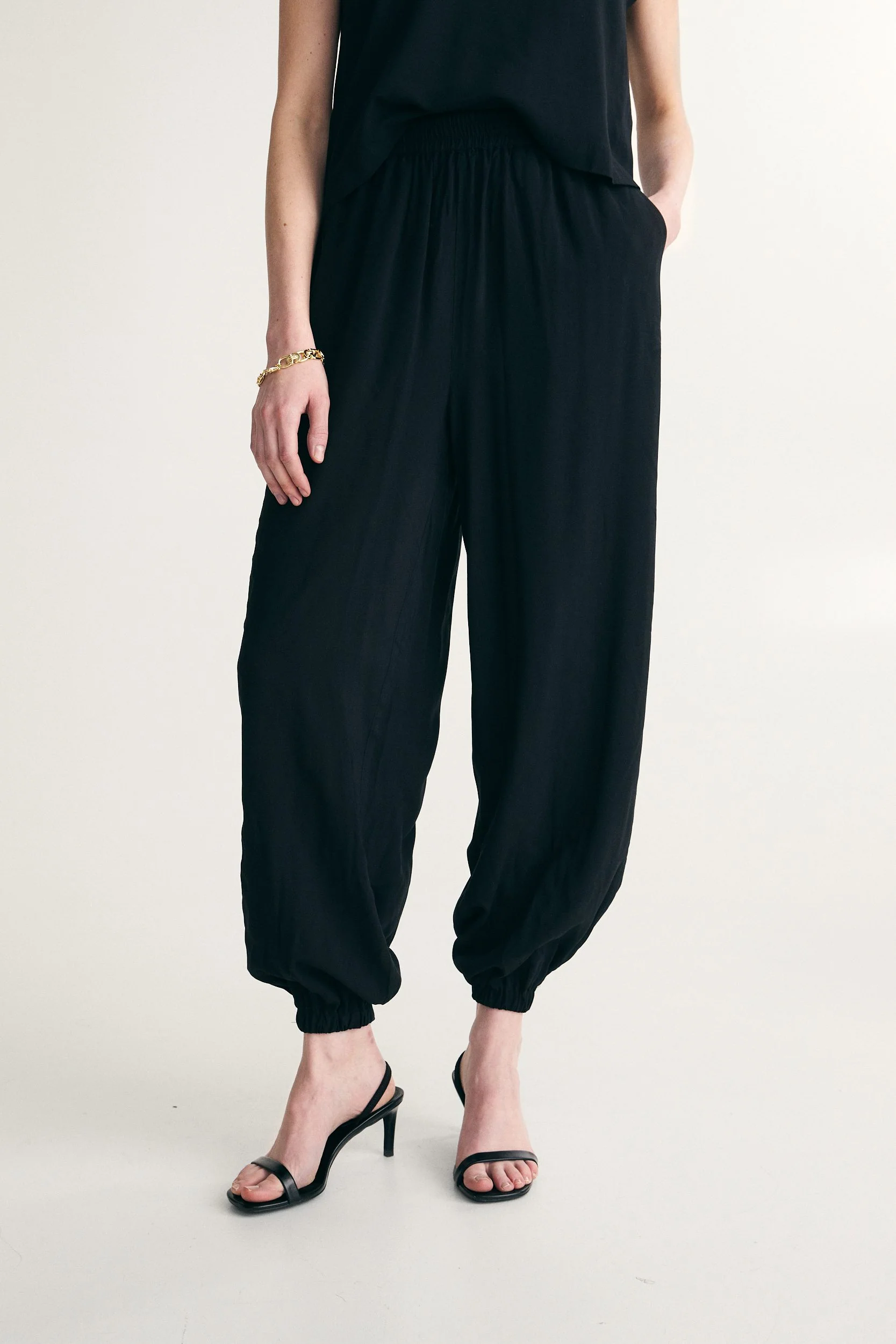 Fluid pants with fitted ankles - Image 6