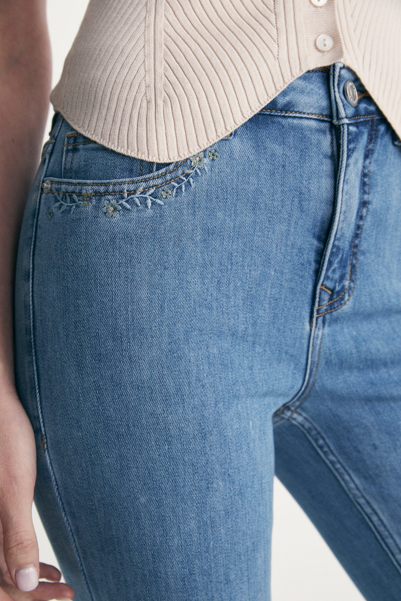 High waist embroidered jeans - Image 3