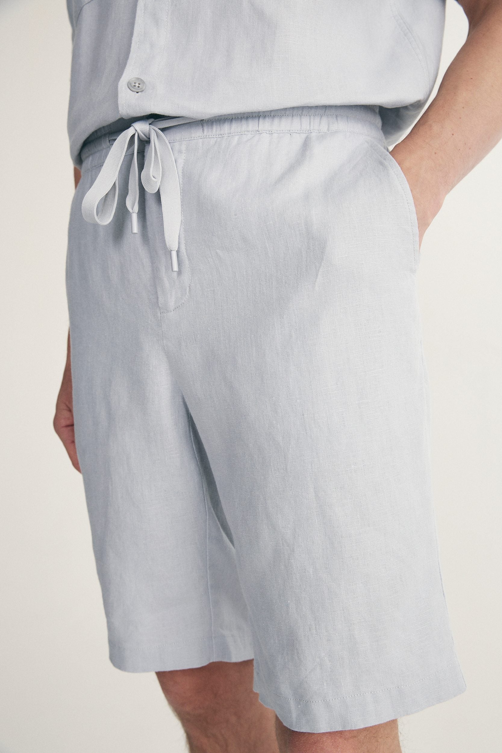 Linen bermuda with drawstring - Image 9