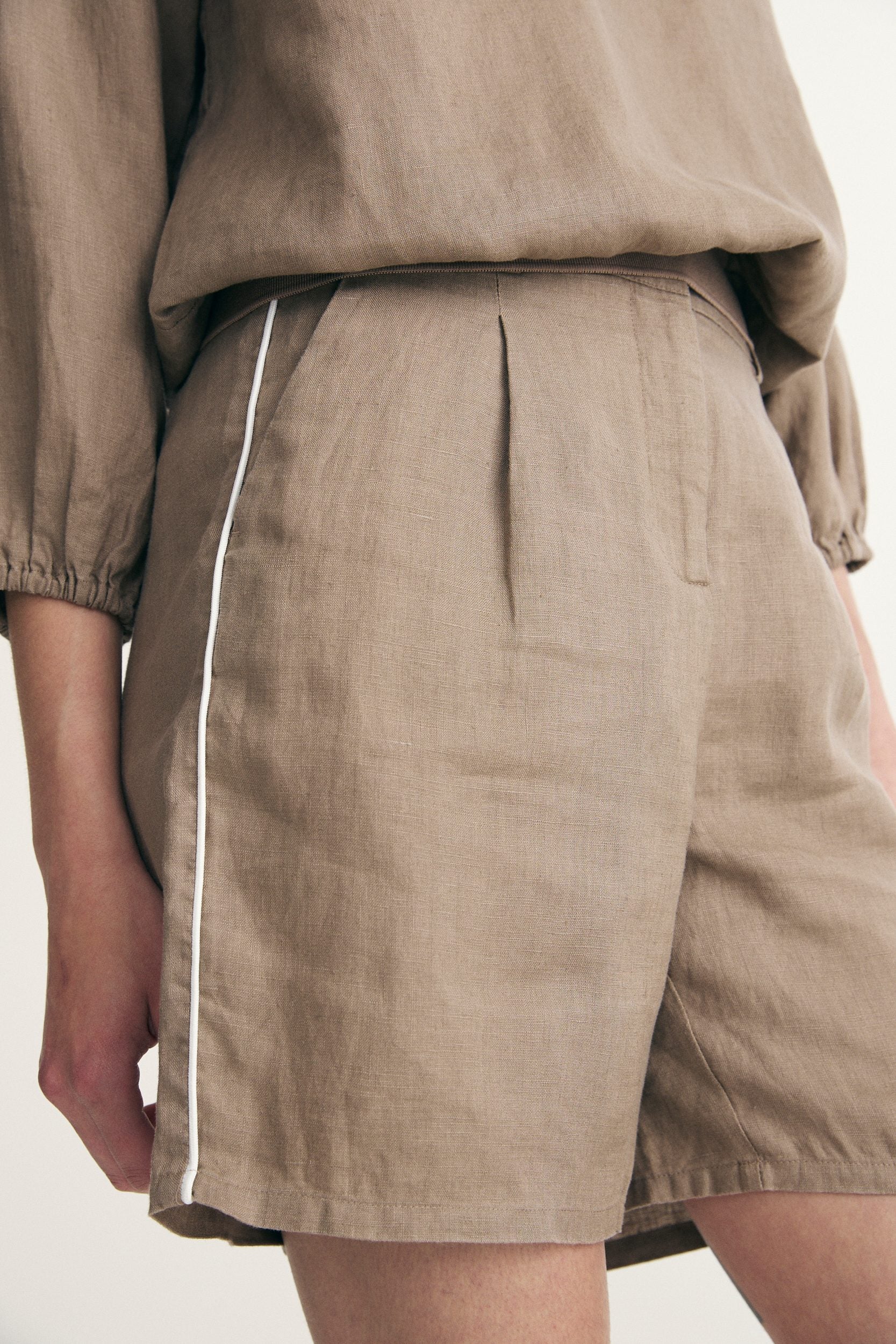 Linen shorts with elastic - Image 6