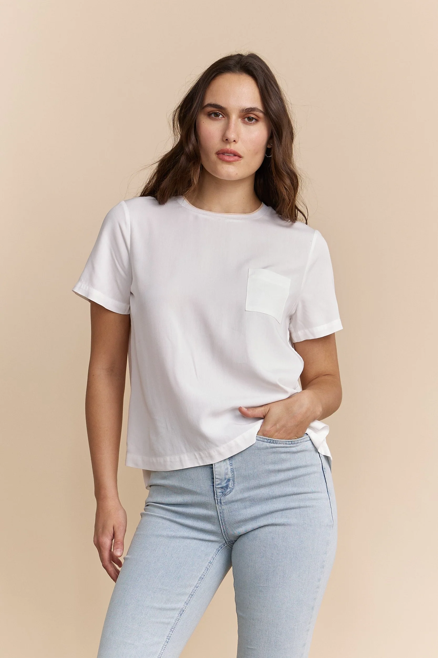 Loose-fitting top with neck detail