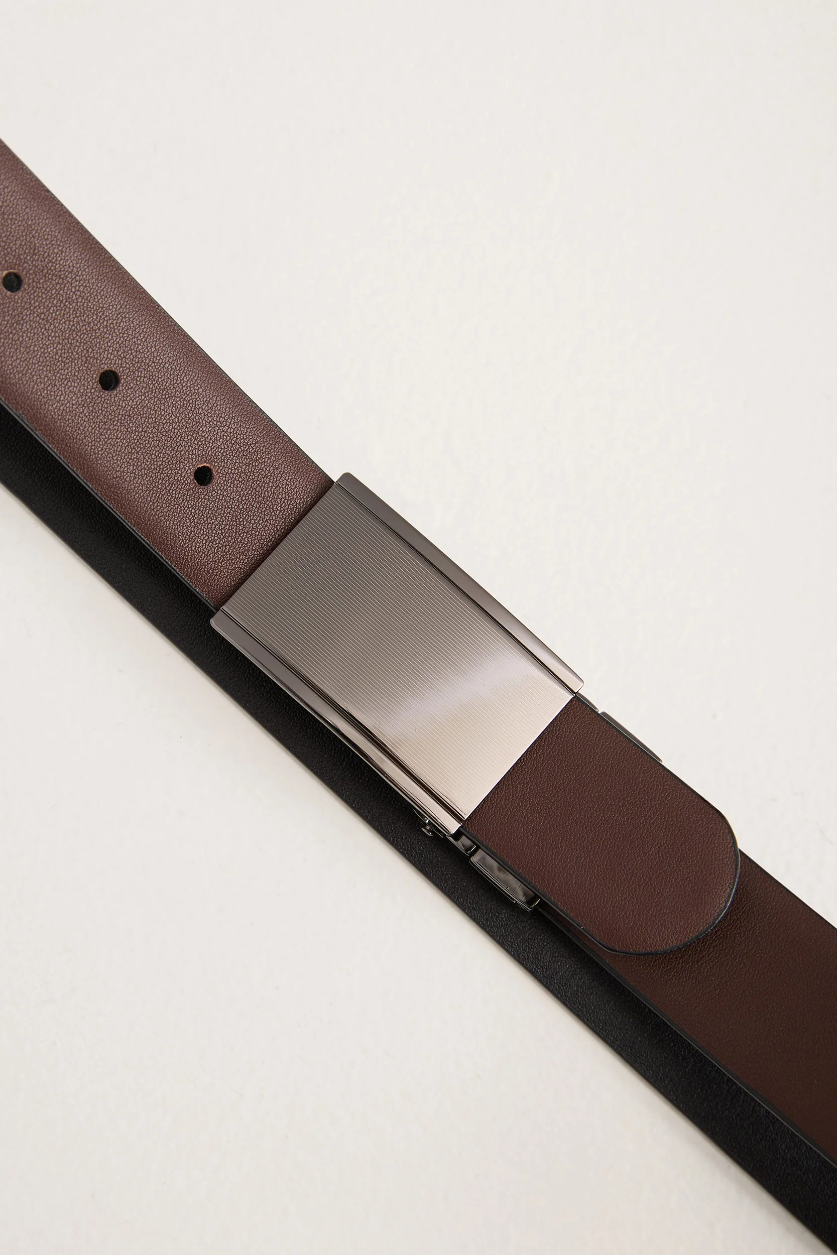 Plate buckle reversible leather belt - Image 4