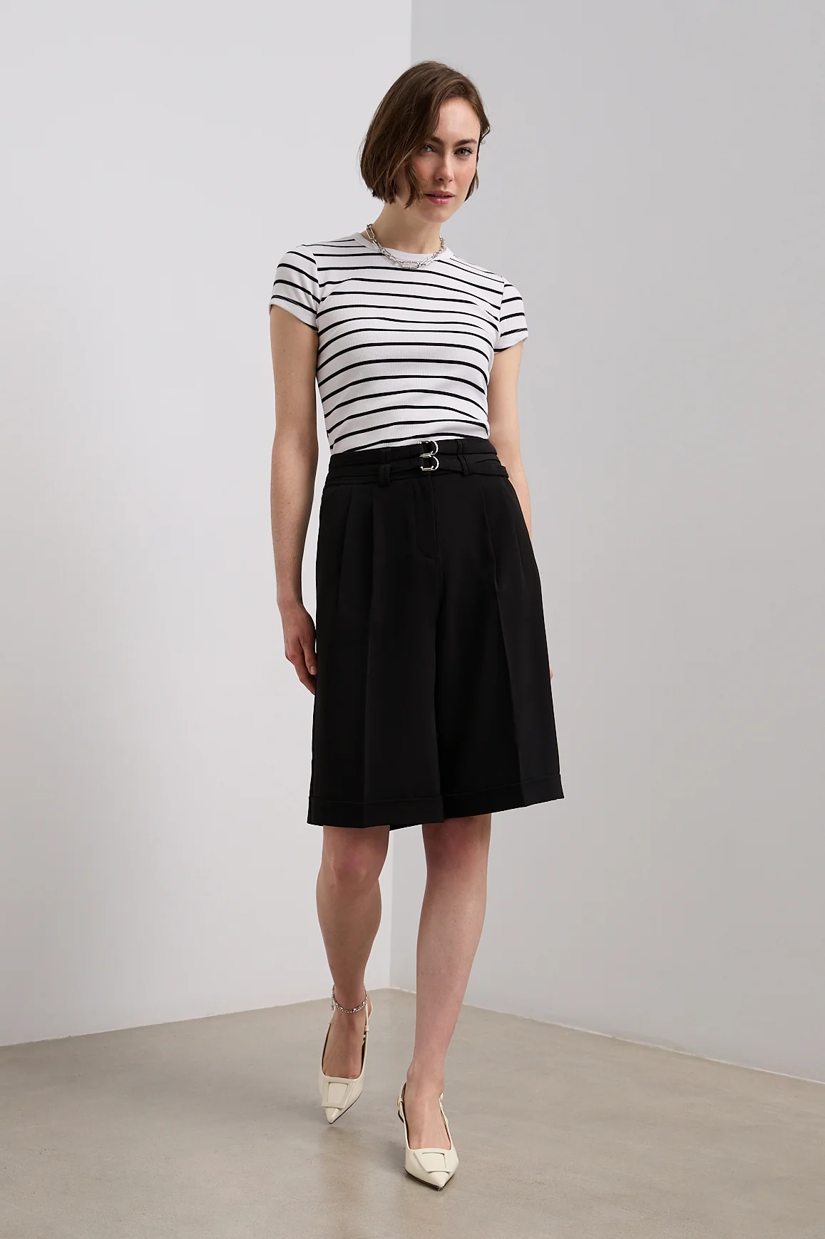 Bermuda with pleats and double belts