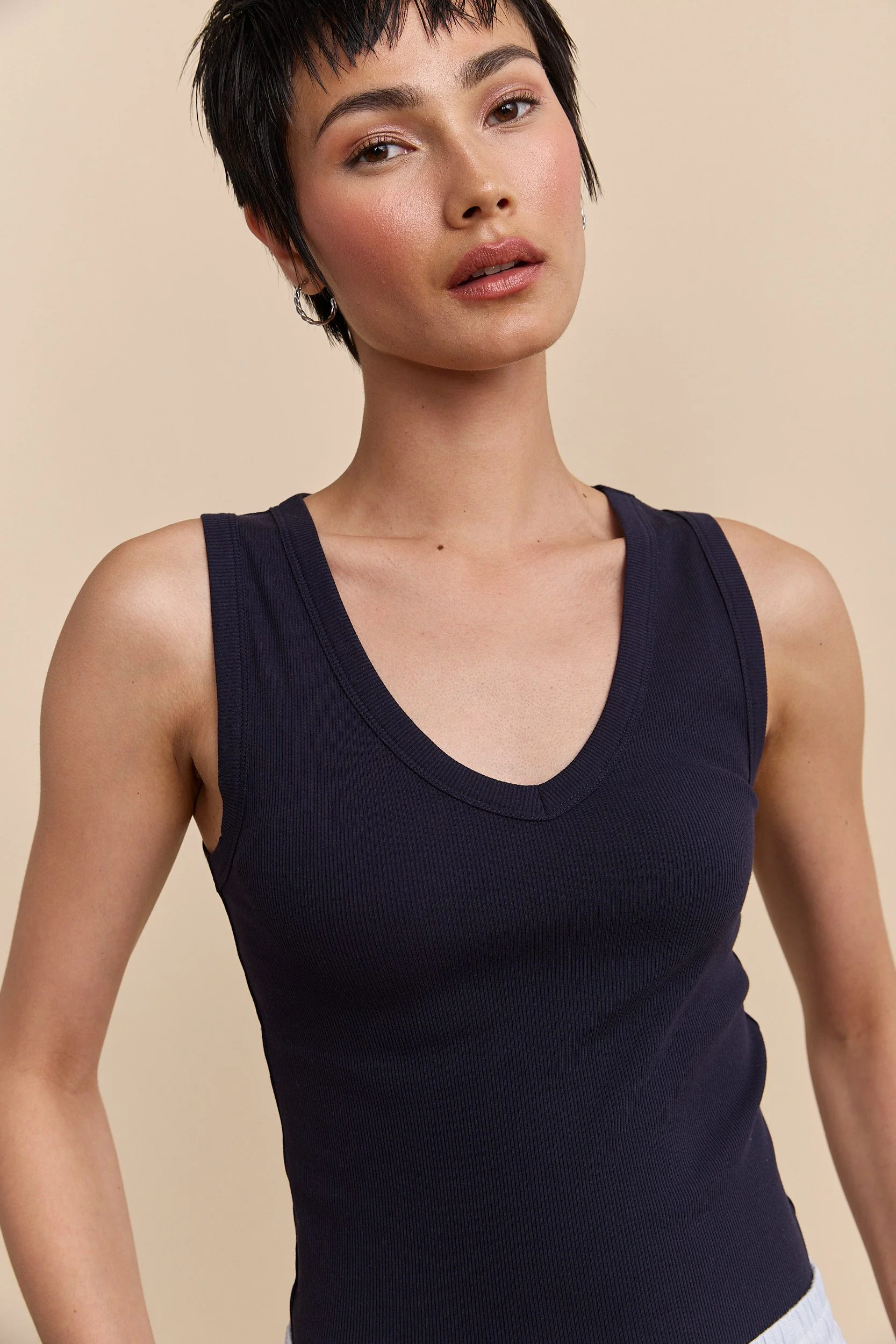 Ribbed sleeveless top with V neck - Image 3