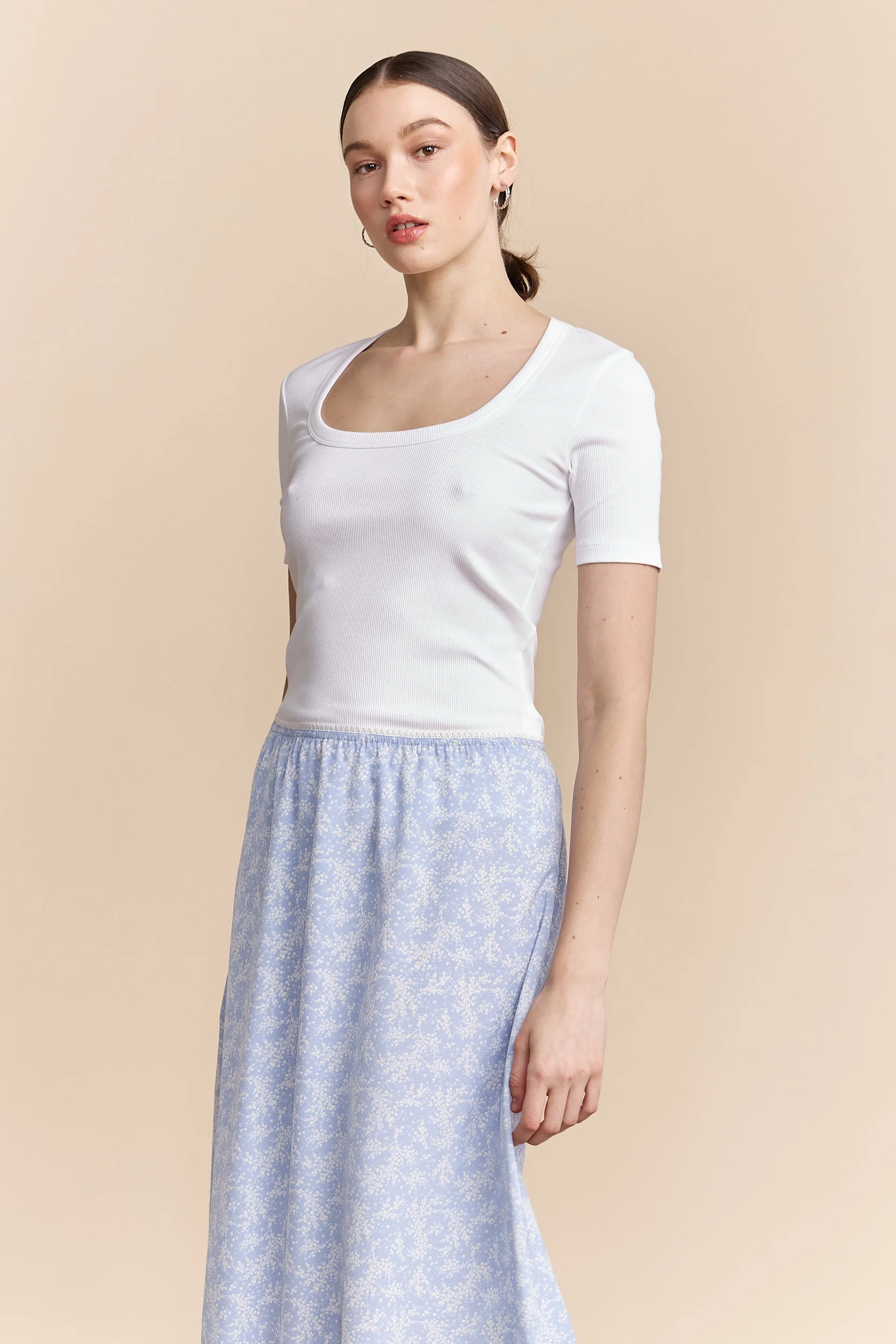 Ribbed t-shirt with scoop neck - Image 12