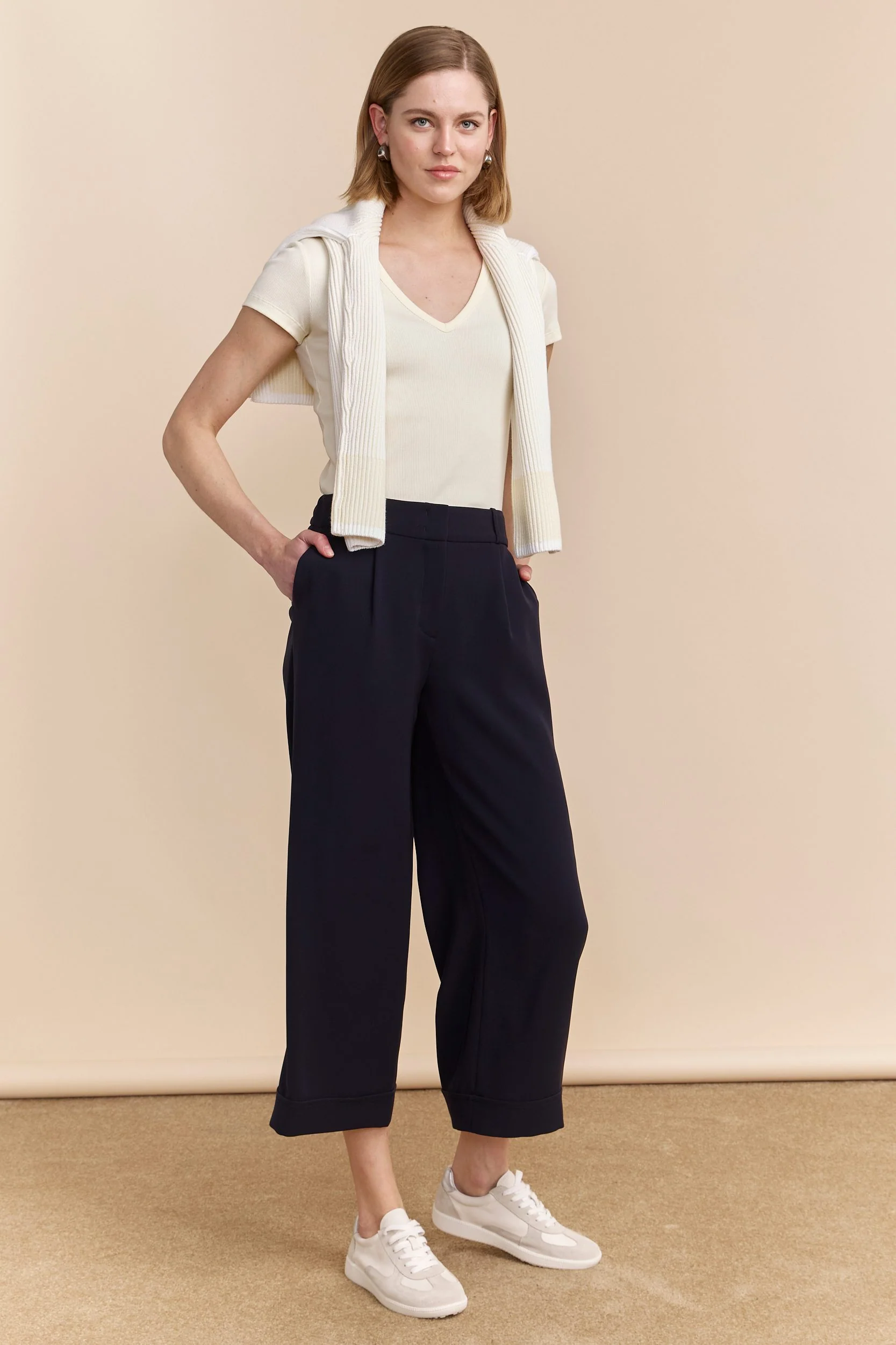 Ribbed t-shirt with V neck - Image 10