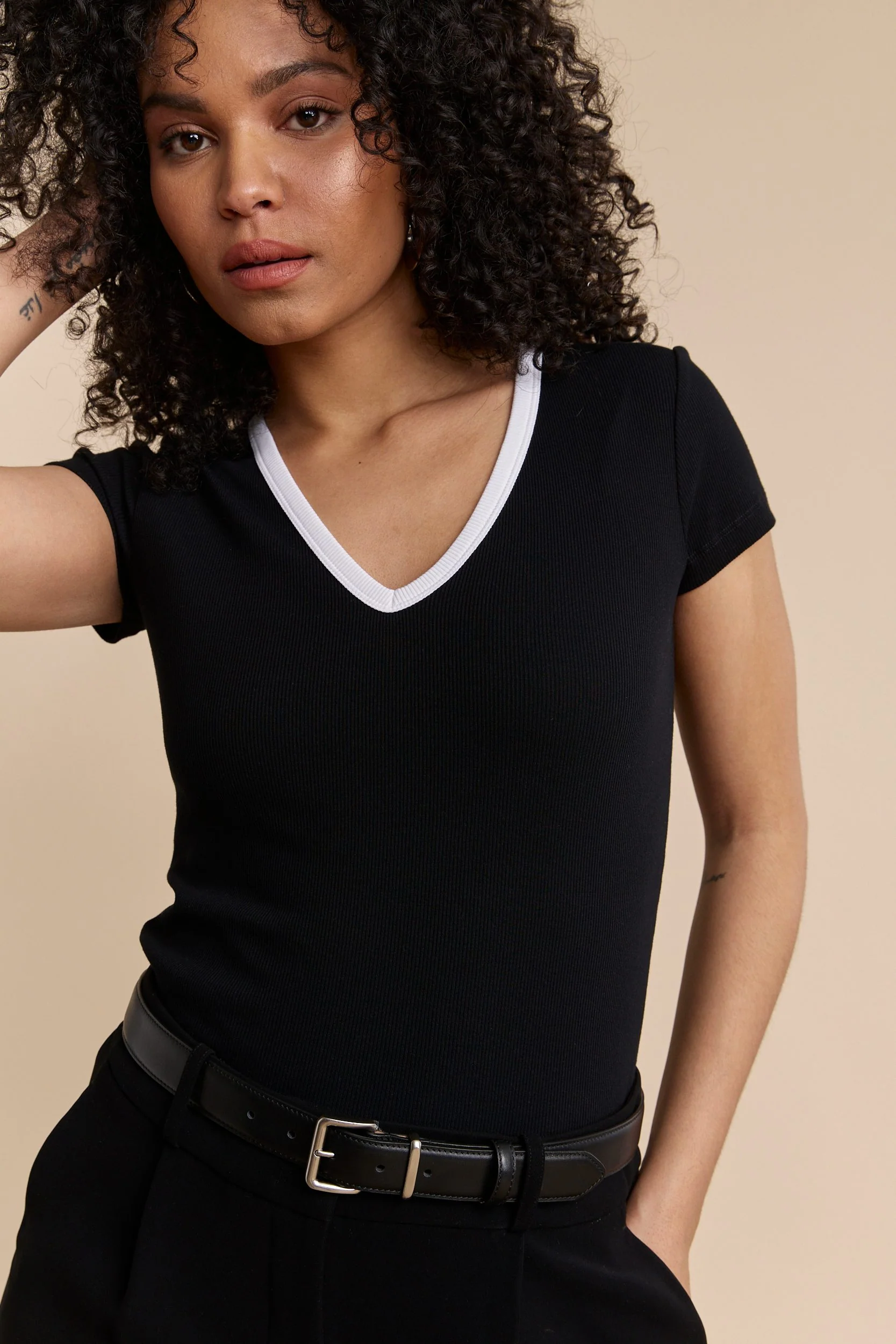 Ribbed t-shirt with V neck - Image 8