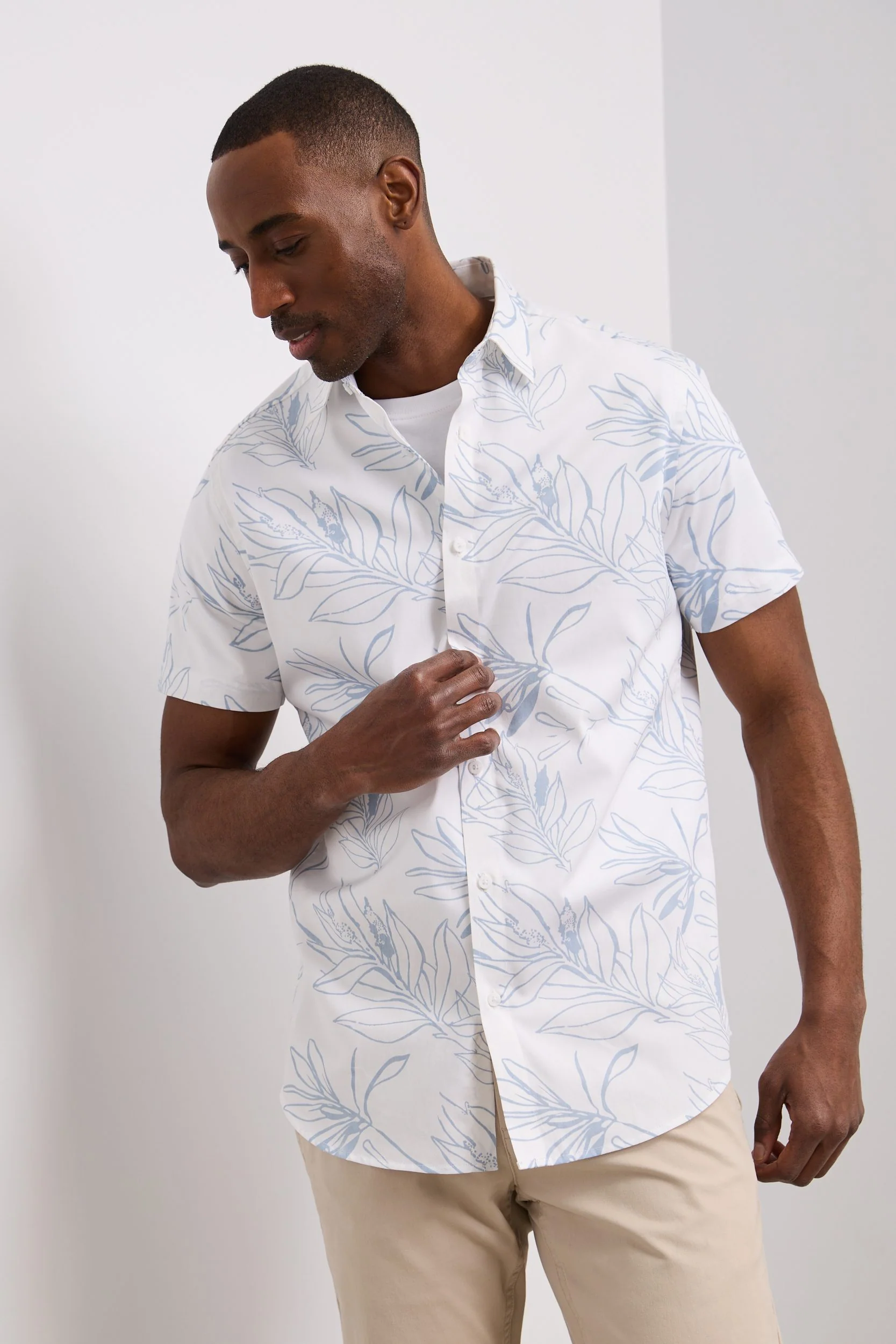 Semi-fitted foliage printed shirt