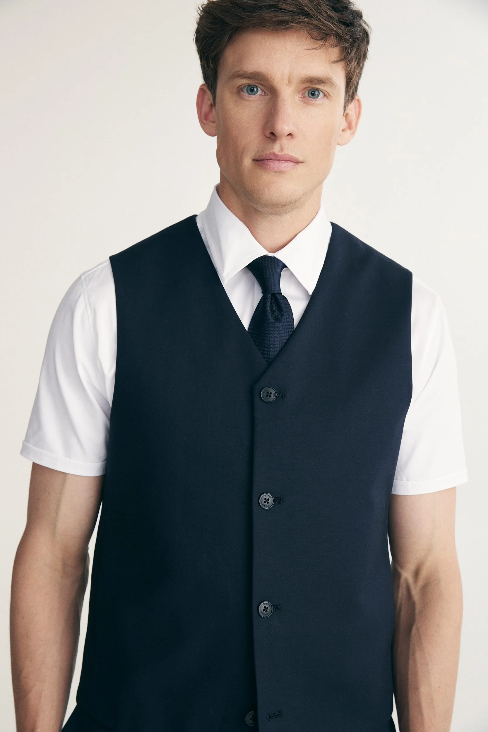 Semi-fitted solid colour vest