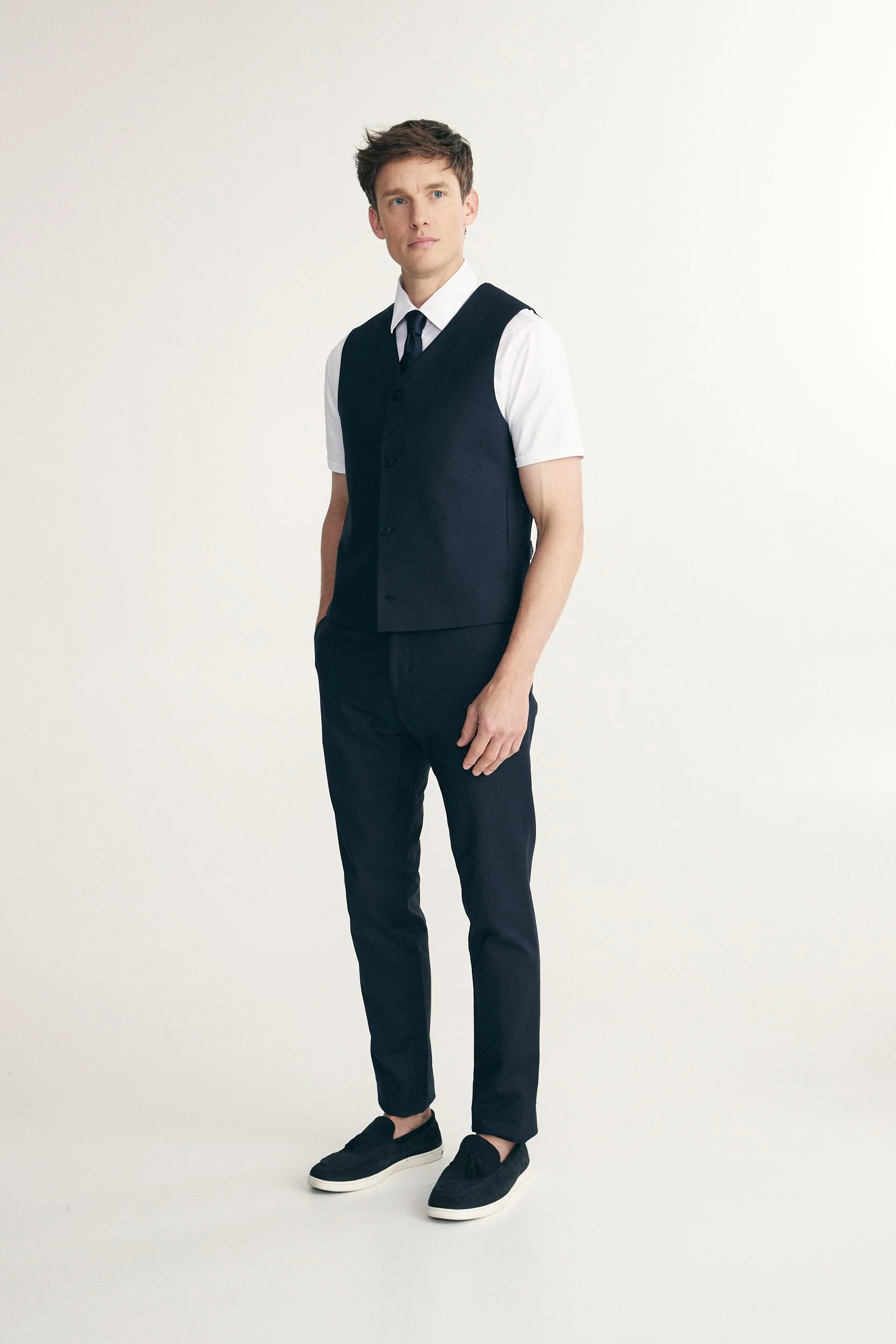 Semi-fitted solid colour vest - Image 3