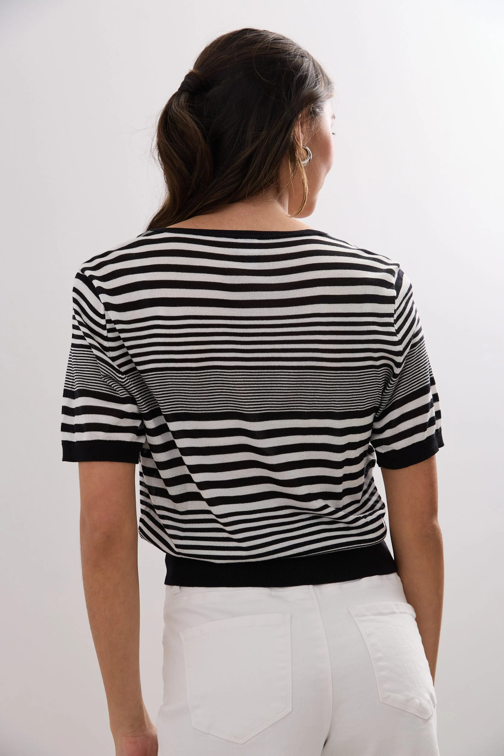Short sleeve V neck sweater - Image 3
