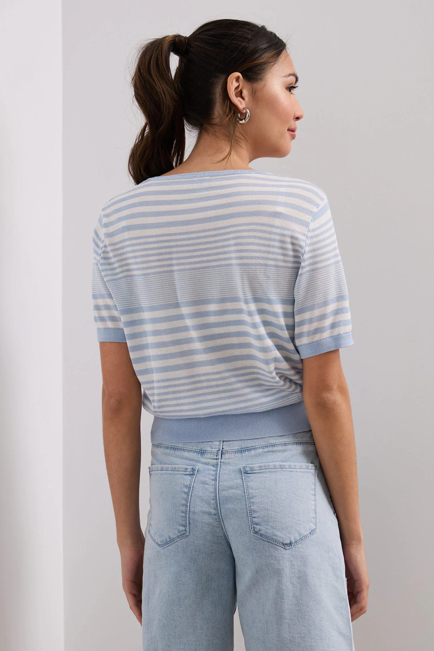 Short sleeve V neck sweater - Image 4