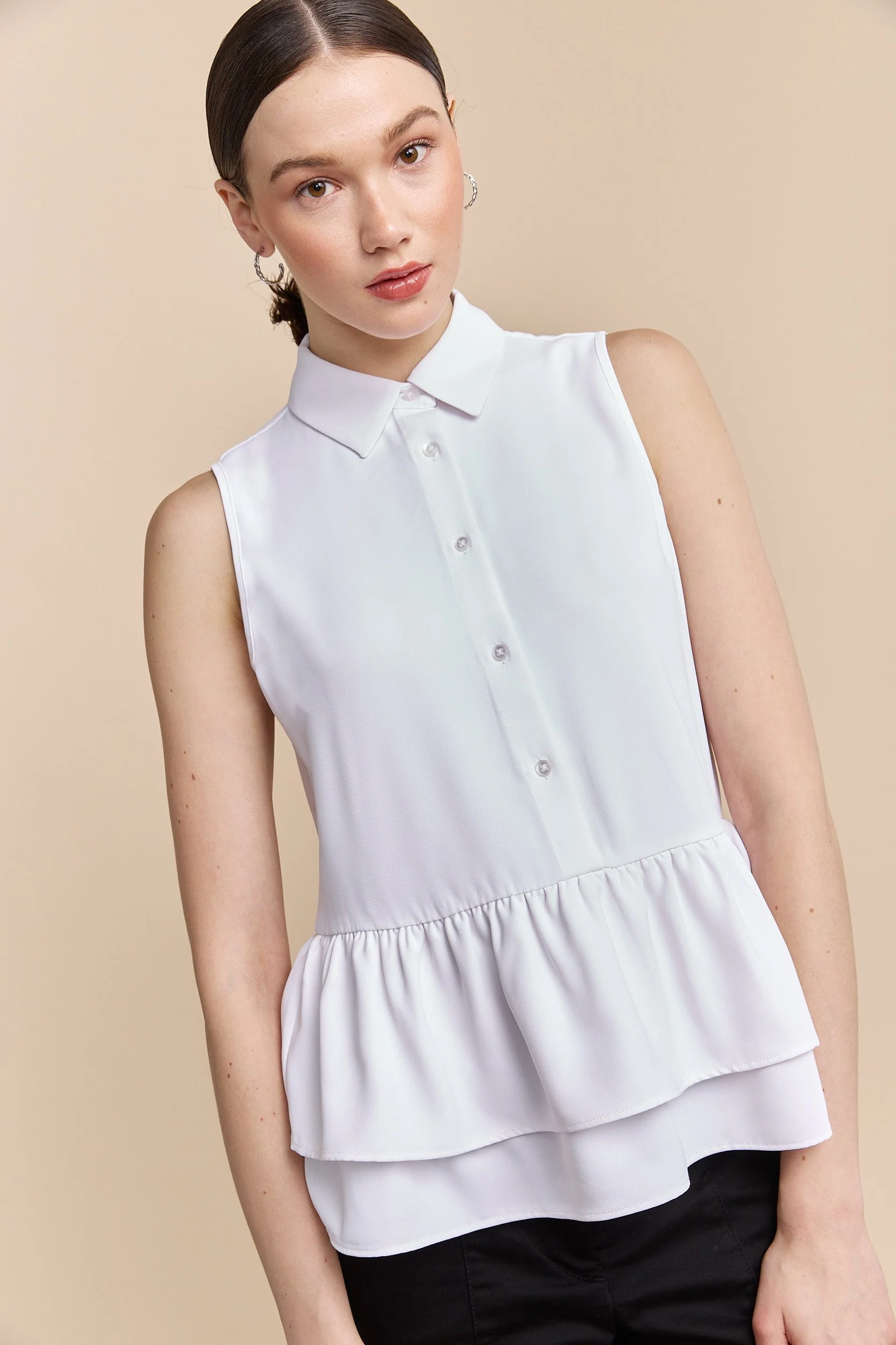 Sleeveless blouse with ruffles at bottom - Image 3