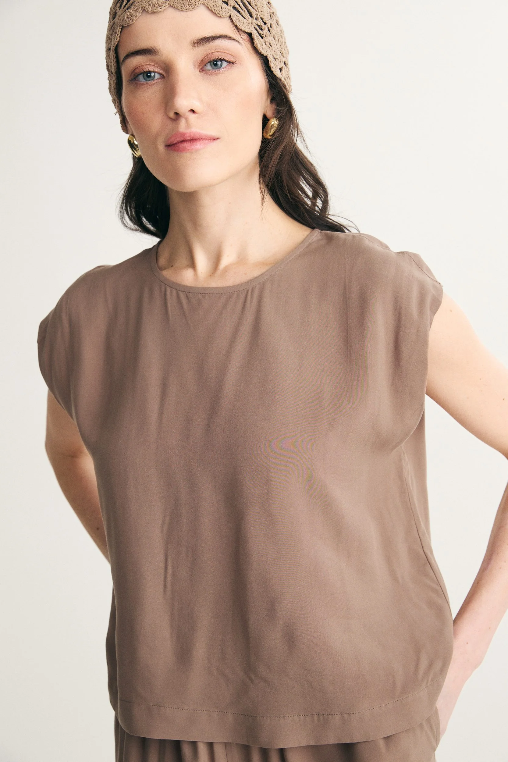 Sleeveless crewneck top