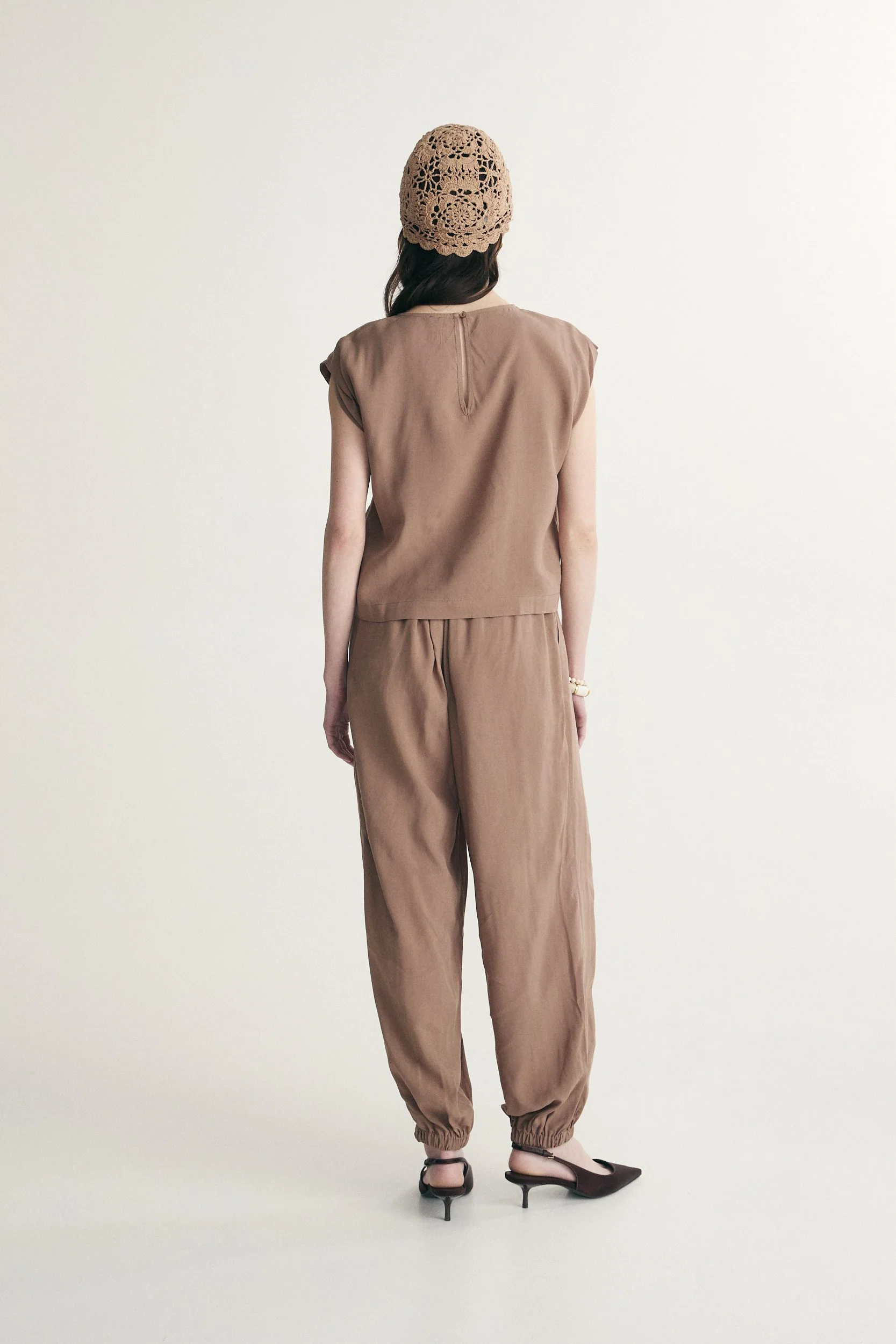 Sleeveless crewneck top - Image 2