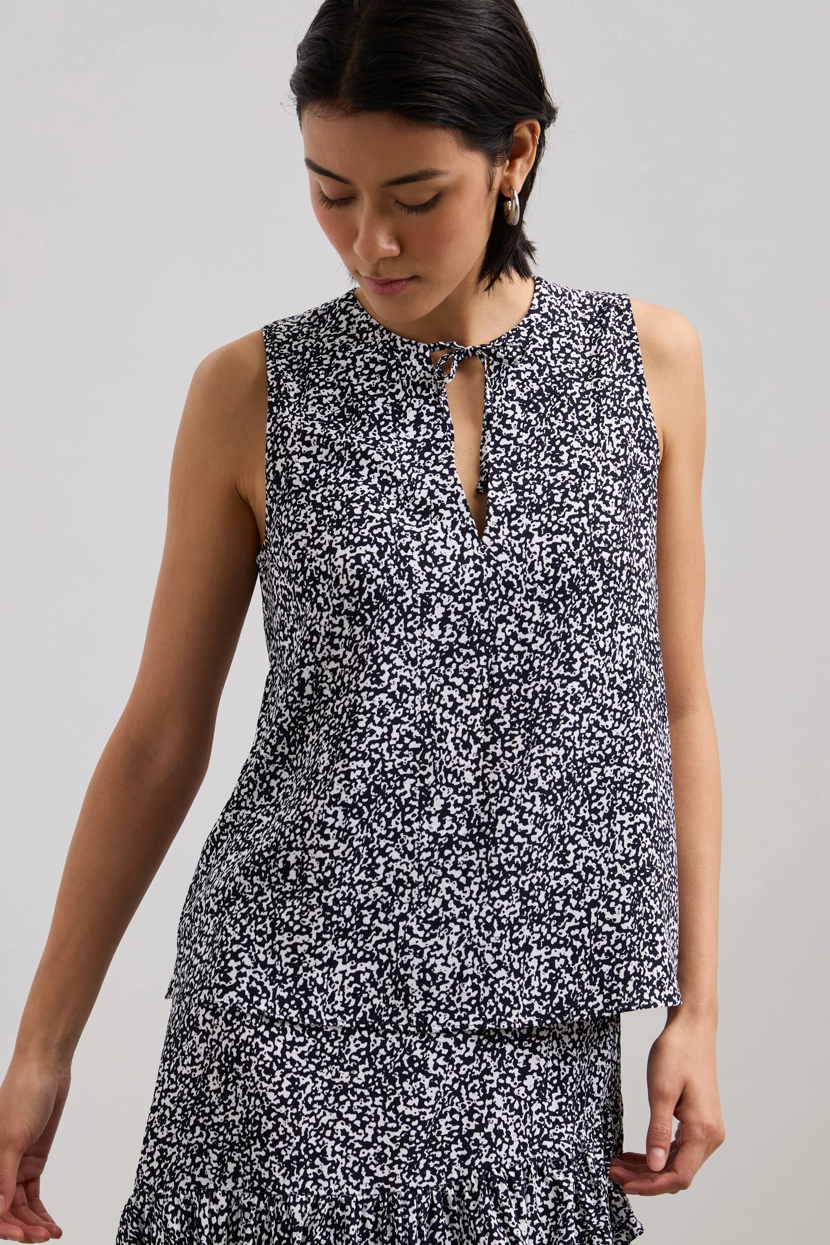 Sleeveless top - Image 2