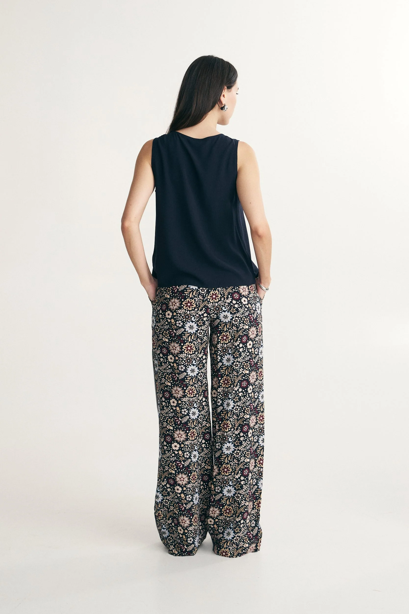 Sleeveless top with bows - Image 2