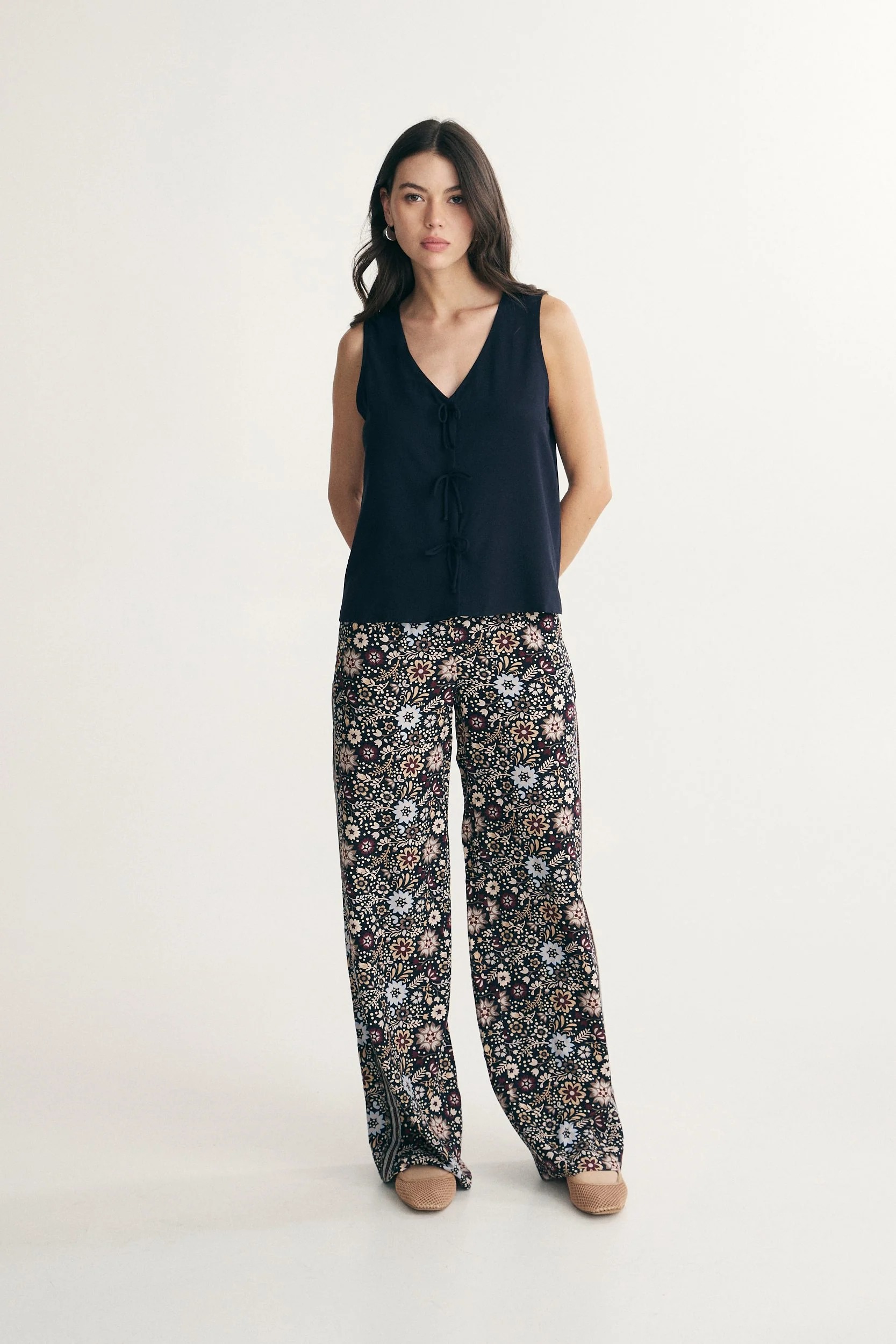 Sleeveless top with bows - Image 3