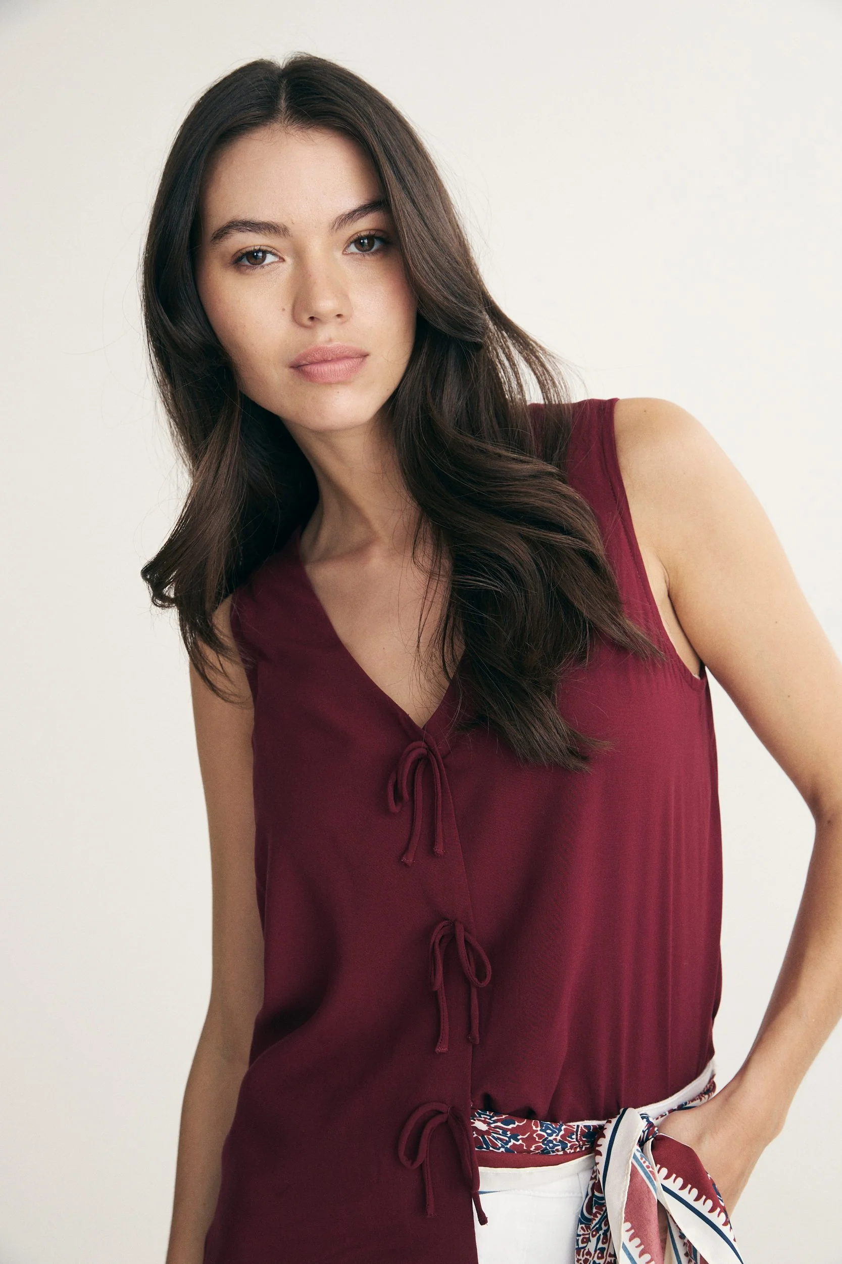 Sleeveless top with bows - Image 4
