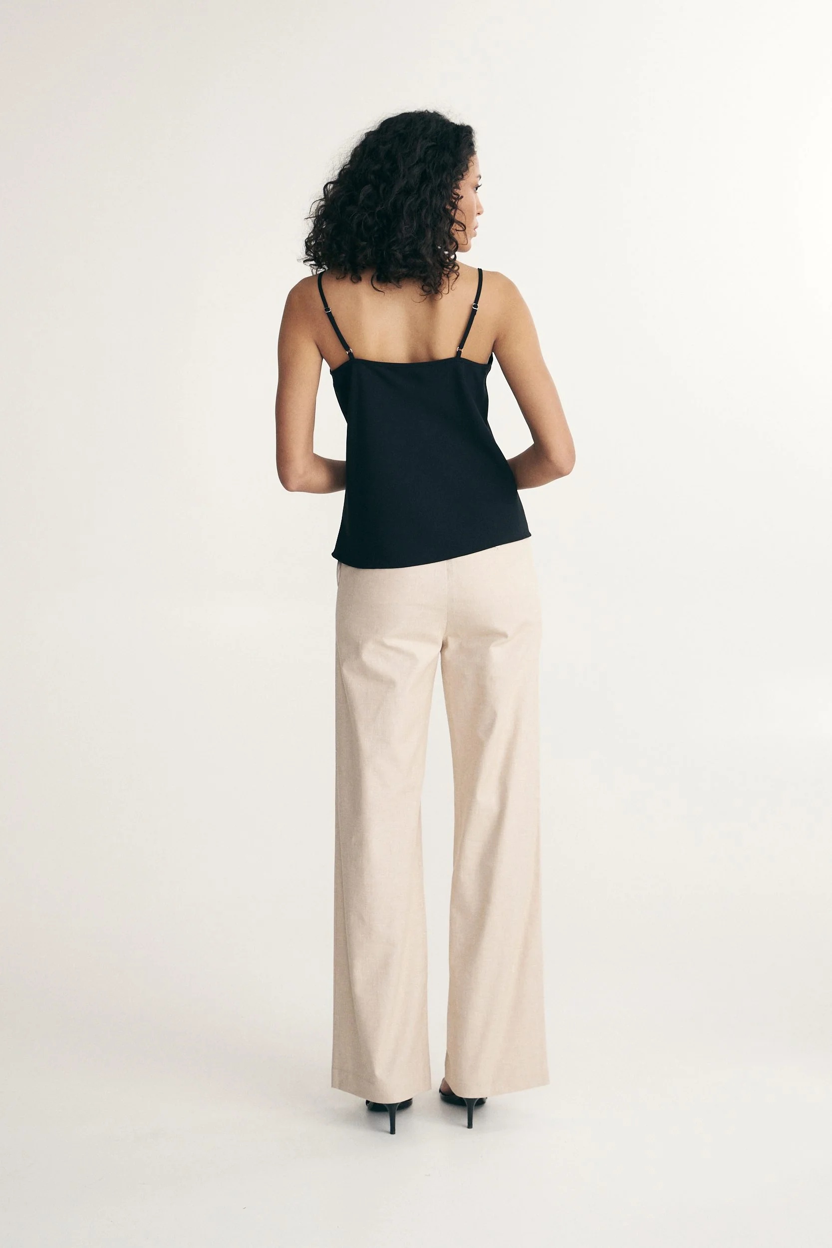 Sleeveless top with lace detail - Image 5