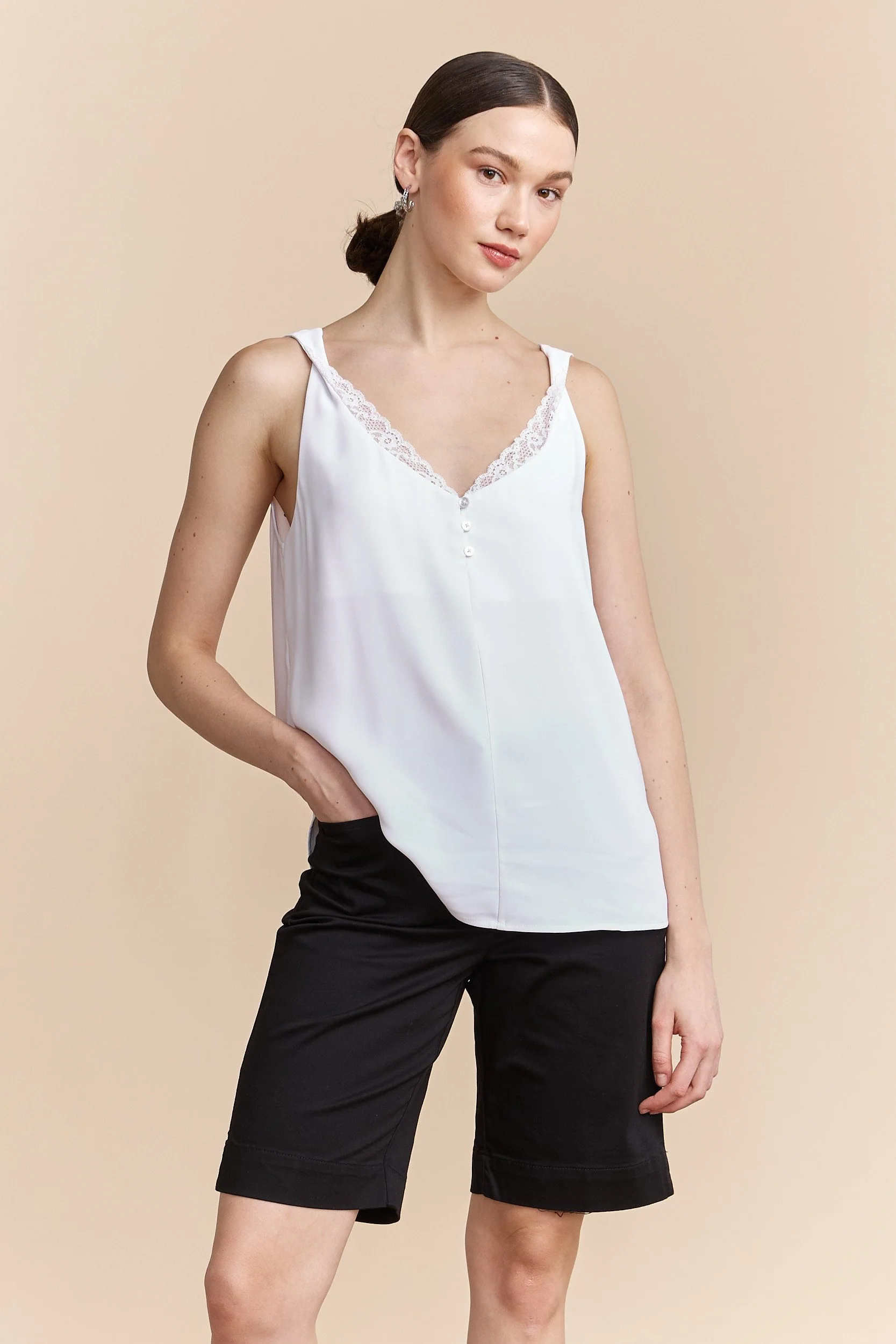 Sleeveless top with lace details - Image 2