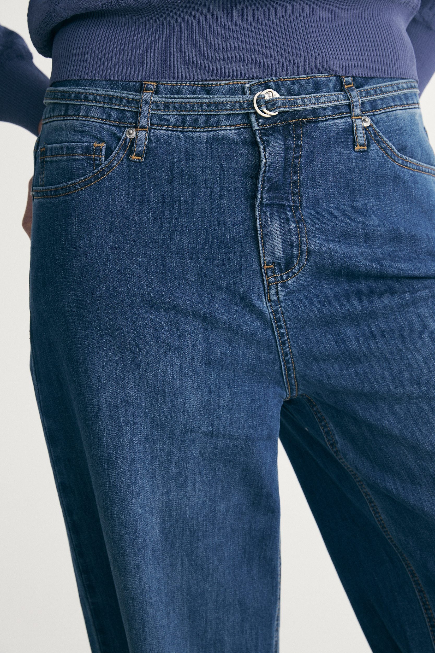Straight jeans with belt - Image 3