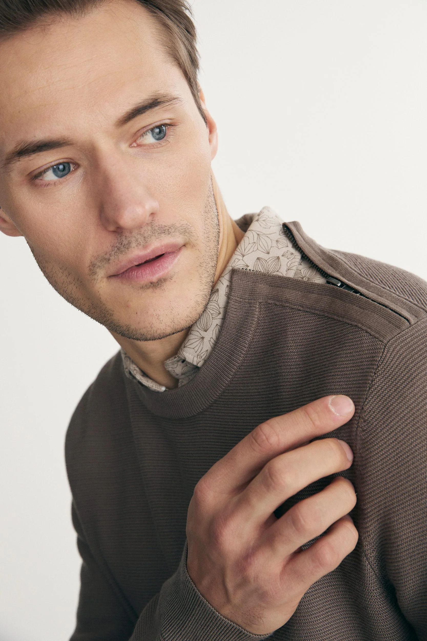 Sweater with shoulder zipper - Image 6