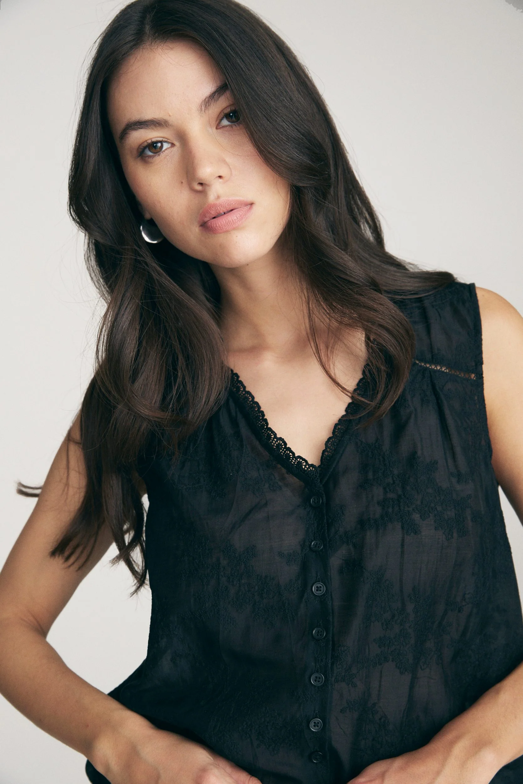 V-neck sleeveless top - Image 4