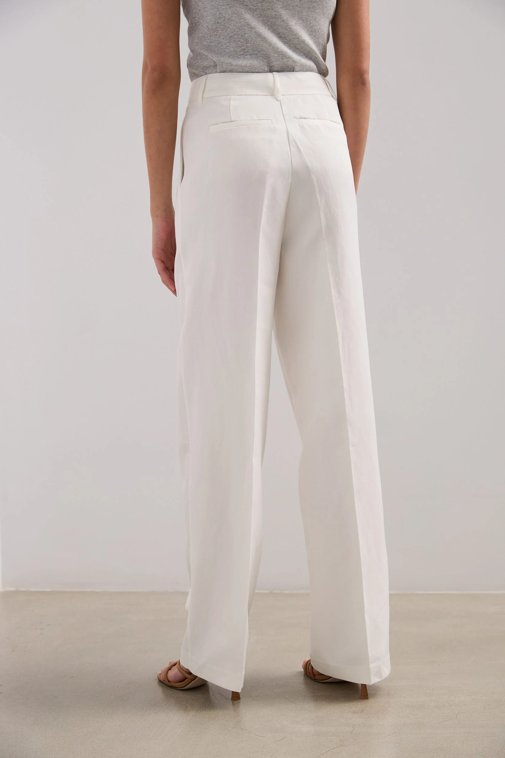 Wide leg pant with pleats - Image 6